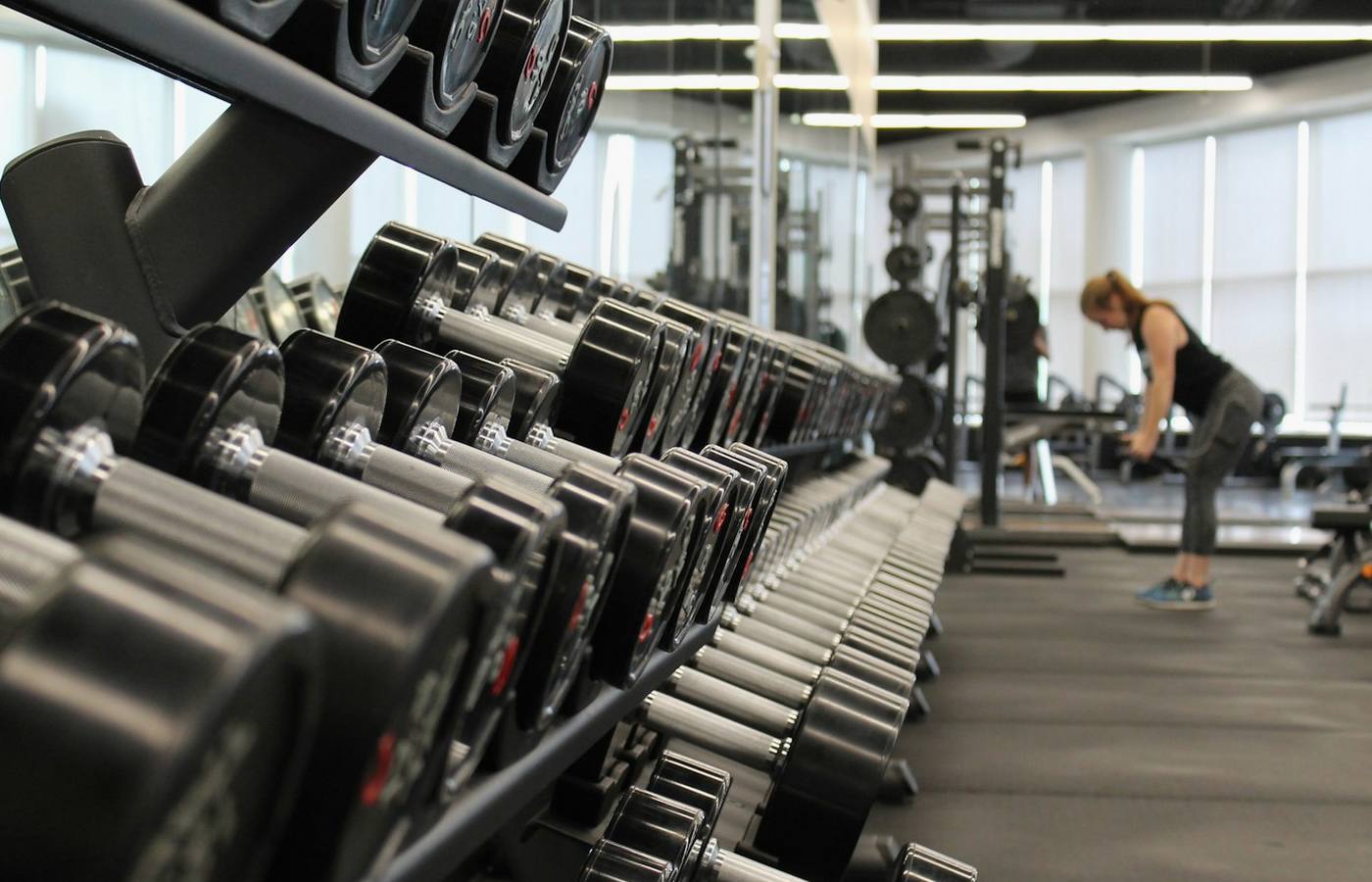 Žena cvičící ve fitness centru