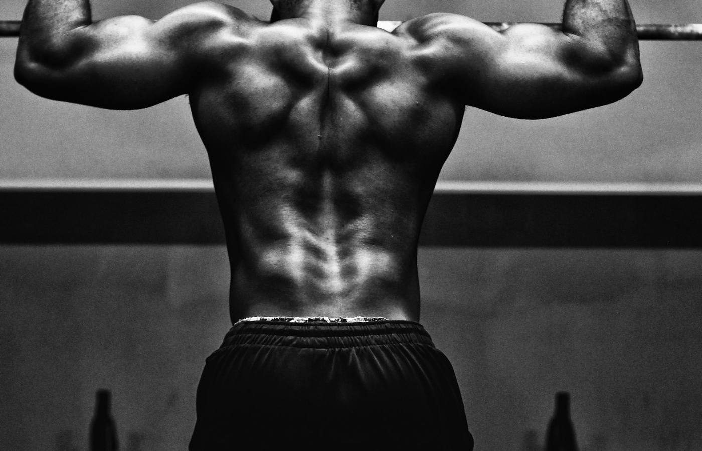 Interiér moderní posilovny s fitness vybavením